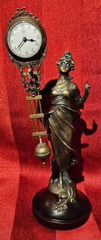 mysterieuze dame met slingerklokje in haar hand, Antiek en Kunst, Antiek | Klokken, Ophalen