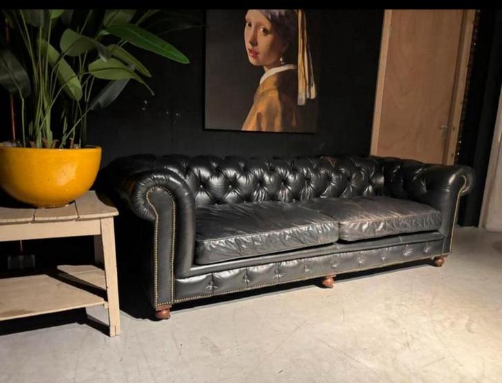 Chesterfield Bank Zwart generfd Leer 2.40 breed, Huis en Inrichting, Banken | Bankstellen, Gebruikt, Rechte bank, Vierpersoons of meer