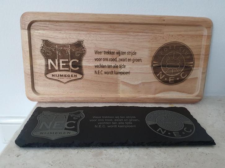 N.E.C plankje gegraveerd in hout of leisteen, Verzamelen, Sportartikelen en Voetbal, Nieuw, Overige typen, Overige binnenlandse clubs