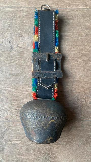 Antieke koeienbel beschikbaar voor biedingen