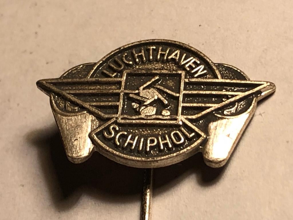 Metalen LUCHTHAVEN SCHIPHOL Speld (Zwart/Metaalkleur)., Verzamelen, Speldjes, Pins en Buttons, Verzenden, Zo goed als nieuw, Transport