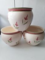 Drie Bloempotten met Bloemetjes, Tuin en Terras, Rond, Ophalen of Verzenden, Zo goed als nieuw, Aardewerk