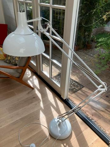 Witte Staande Lamp beschikbaar voor biedingen