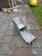 Antieke houten slee met duwstang, Ophalen