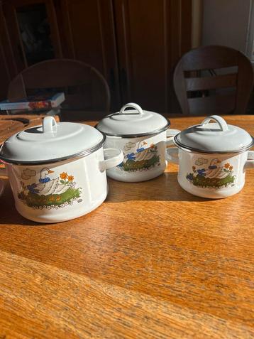 Vintage Pannensetje met Deksel beschikbaar voor biedingen