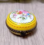 Franse porseleinen pillendoosje met bloemenmotief, Antiek en Kunst, Ophalen of Verzenden