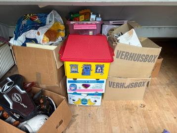 Rommelmarkt spullen dozen vol met  vooral kinderspeelgoed beschikbaar voor biedingen