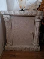 Twee romeins / grieks/ fossiele nachtkastjes met deur, Huis en Inrichting, Kasten | Dressoirs, Ophalen