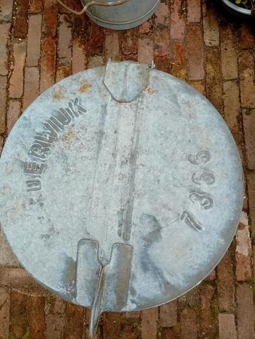 Zinken vuilnisbak.  beschikbaar voor biedingen