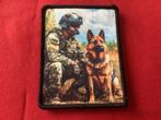 Badge van een Snipper soldaat met Hond, Verzamelen, Militaria | Algemeen, Ophalen of Verzenden, Landmacht, Nederland, Embleem of Badge