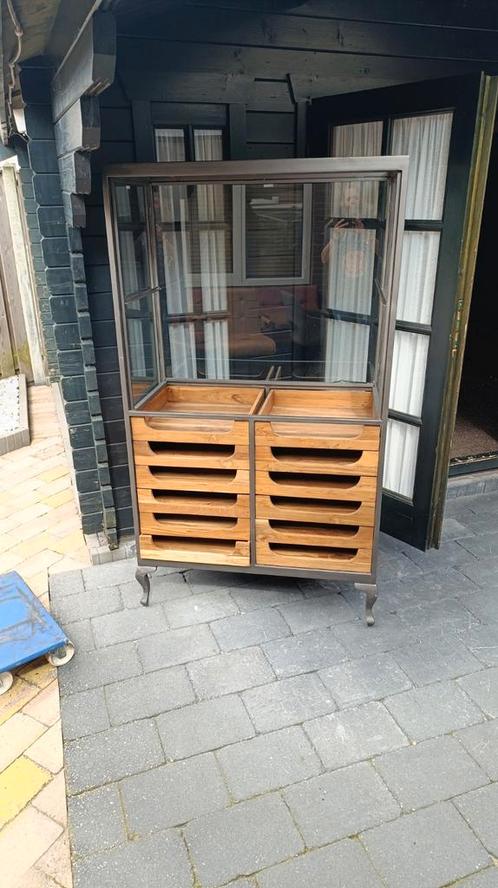 Industriële Vitrinekast Gietijzer/Acaciahout LEZEN !!, Huis en Inrichting, Kasten | Vitrinekasten, Nieuw, 100 tot 150 cm, 50 tot 100 cm
