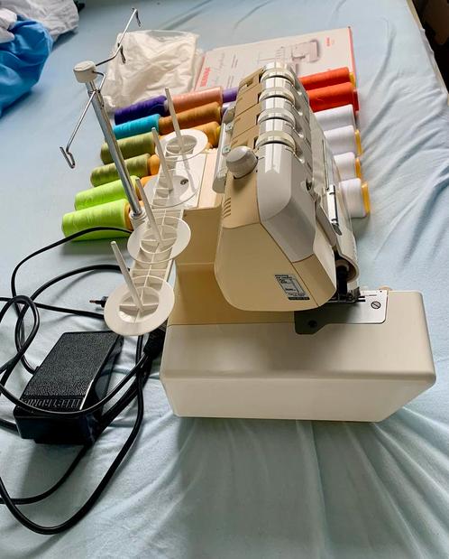 Bernina 1100D overlockmachine + 24 cones garen, Hobby en Vrije tijd, Naaimachines en Toebehoren, Zo goed als nieuw, Lockmachine