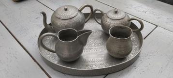 Thee servies beschikbaar voor biedingen