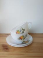 vintage set 2x kop en schotel met fruitmotief arcopal france, Ophalen of Verzenden, Zo goed als nieuw, Kop en/of schotel
