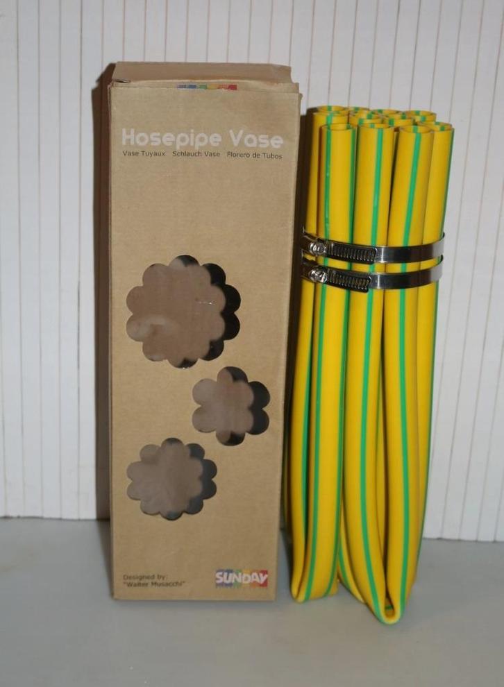 Hosepipe vase tuinslang Sunday Walter Musacchi kerst, Huis en Inrichting, Woonaccessoires | Vazen, Zo goed als nieuw, Geel, Minder dan 50 cm