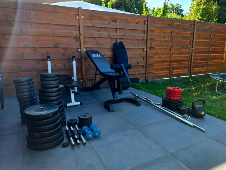 Halterbank + set halterschijven en stangen, Sport en Fitness, Fitnessmaterialen, Gebruikt, Fitnessbank, Armen, Benen, Borst, Buik