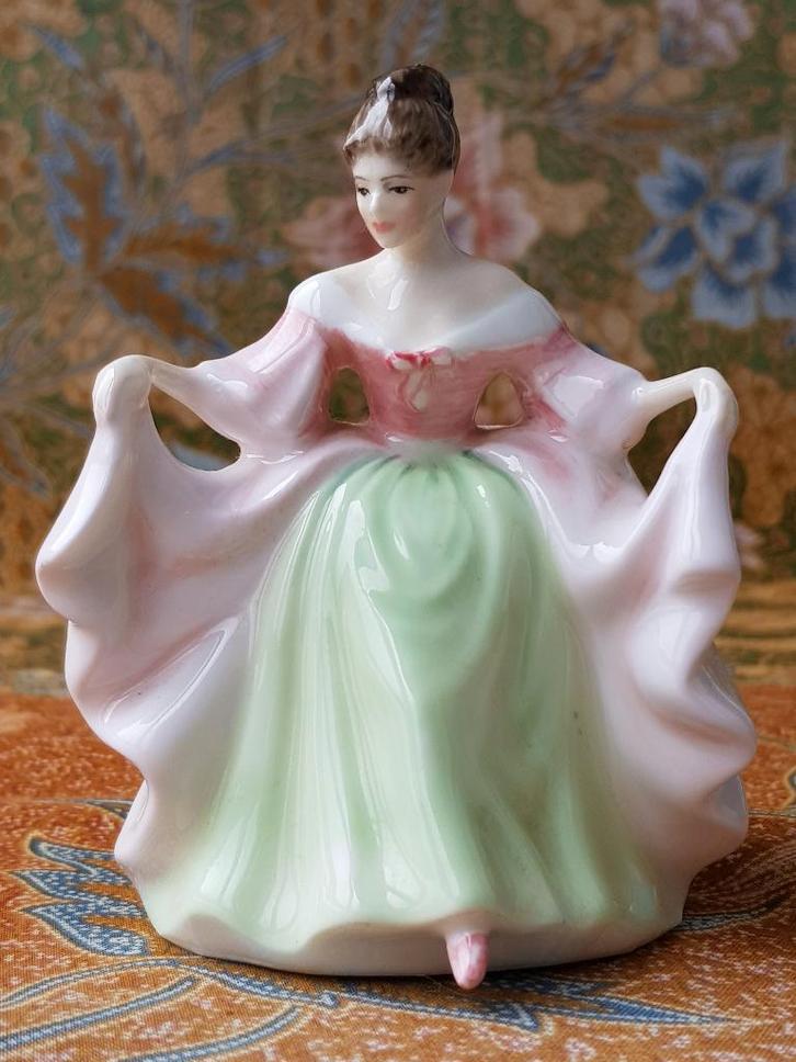 Sara mooi vintage Royal Doulton beeldje uit Engeland., Antiek en Kunst, Antiek | Porselein, Ophalen of Verzenden