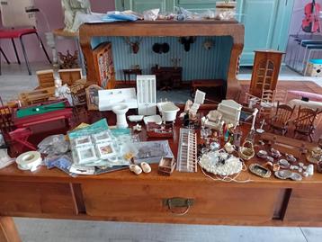 Poppenhuis met meubels en accessoires beschikbaar voor biedingen