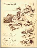 Maasdijk Een dijk Een dorp Een school  B1, Ophalen of Verzenden, Zo goed als nieuw