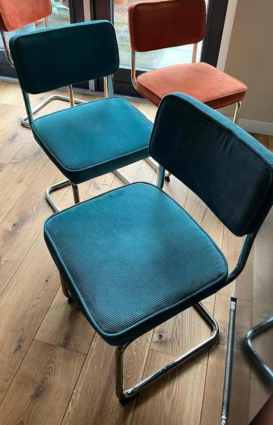 2 blauwe vintage buisstoelen met ribfluwelen zitting, Huis en Inrichting, Stoelen, Gebruikt, Vier, Stof, Overige kleuren, Ophalen