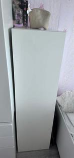 Witte, smalle kast met glazen planken, Met plank(en), Minder dan 50 cm, Gebruikt, 100 tot 150 cm