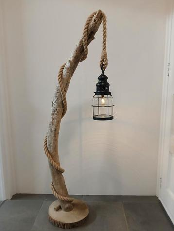 Landelijke vloerlamp van drijfhout  beschikbaar voor biedingen