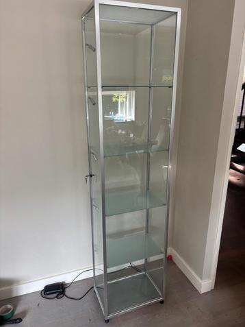 Vintage metalen kast met verlichting (moet nagekeken worden) beschikbaar voor biedingen