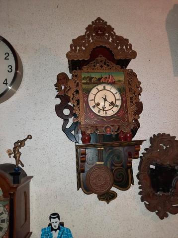 Antieke Hollandse Wandklok met Houtsnijwerk beschikbaar voor biedingen