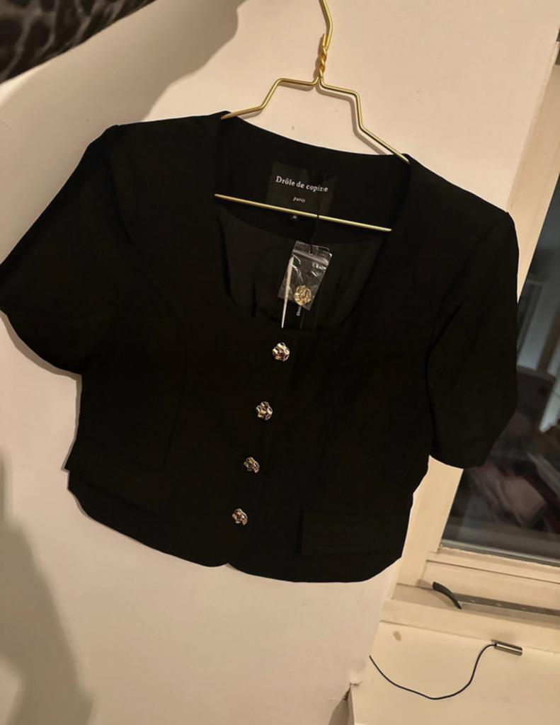 Dames cropped blazer zwart met gouden knopen, Kleding | Dames, Jasjes, Kostuums en Pakken, Ophalen of Verzenden, Nieuw, Maat 38/40 (M)