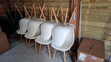 Set van 8 super leuke, witte kuipstoelen! beschikbaar voor biedingen
