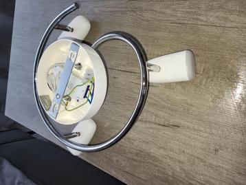 Mooie witte plafondlamp beschikbaar voor biedingen