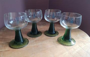 4 Vintage Roemer glazen /wijn glas op groene geribbelde voet beschikbaar voor biedingen