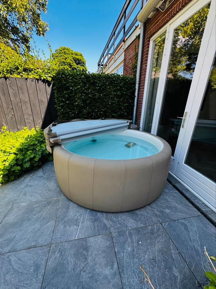 Softub legend “met garantie” (4 tot 6 persoons), Tuin en Terras, Bubbelbaden en Hottubs, Zo goed als nieuw, Vast, Pomp, Ophalen