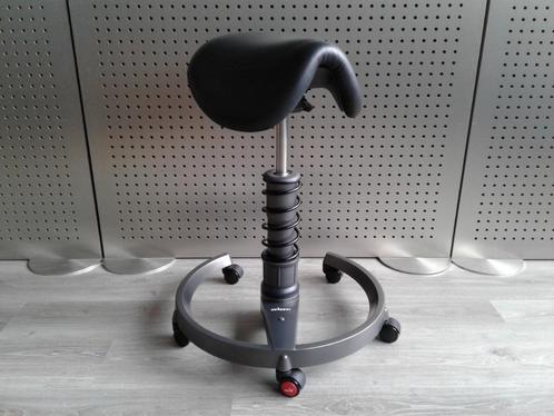 1x Aeris Swopper Zadel met Wielen (Zwart Leder), Heel Mooi!, Huis en Inrichting, Bureaustoelen, Zo goed als nieuw, Bureaustoel