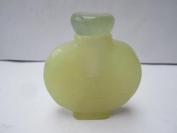 Oude Chinese snuffbottle-snuifflesje van jade met draaidop beschikbaar voor biedingen