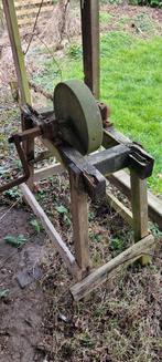 Oude slijpsteen op houten frame, Ophalen