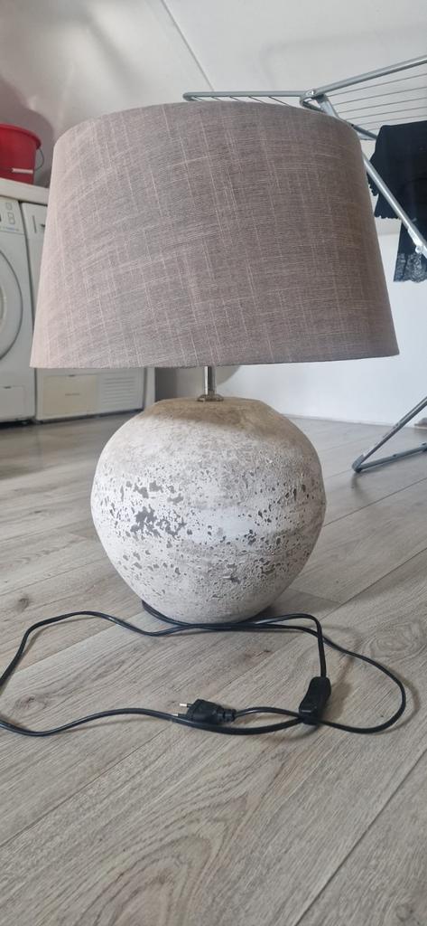 Robuuste tafellamp met stoffen kap, Huis en Inrichting, Lampen | Tafellampen, Zo goed als nieuw, Minder dan 50 cm, Stof, Ophalen