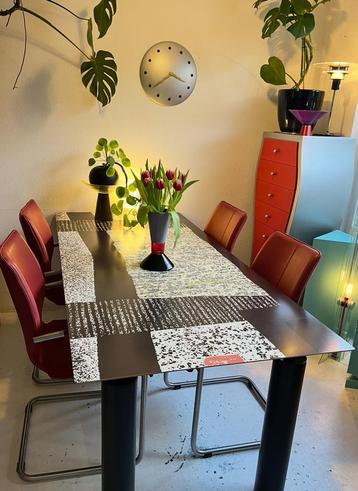 Postmoderne eettafel, De Rosso, Italiaans design, Memphis beschikbaar voor biedingen