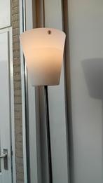 Staande lamp Ikea met glazen lampenkap dimbaar, Huis en Inrichting, Lampen | Vloerlampen, Ophalen, Gebruikt, Glas, 150 tot 200 cm