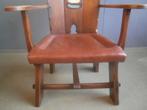 1950s houten arml.stoel m leren zitbekleding en kopnagels., Artifort, Gebruikt, Ophalen of Verzenden, 50 tot 75 cm