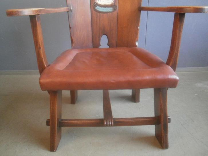 1950s houten arml.stoel m leren zitbekleding en kopnagels., Huis en Inrichting, Fauteuils, Gebruikt, Hout, Leer, 50 tot 75 cm