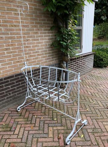 Brocante franse wieg beschikbaar voor biedingen