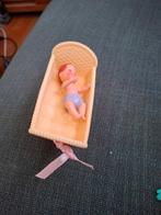 Vintage Poppenhuis Popje in Wieg, Ophalen of Verzenden