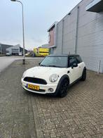 Mini Cooper 2008 | Sportieve wit-zwarte uitvoering, Voorwielaandrijving, 4 cilinders, 4 stoelen, Leder en Stof