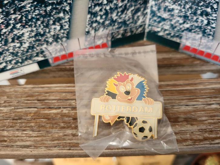 Uefa Euro Ek voetbal 2000 pin Rotterdam, Verzamelen, Speldjes, Pins en Buttons, Zo goed als nieuw, Speldje of Pin, Sport, Ophalen