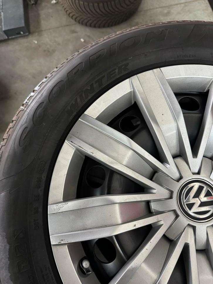 VW Tiguan Winterset 215/65R17 Pirelli Scorpion - ZGAN, Auto-onderdelen, Banden en Velgen, Banden en Velgen, Winterbanden, 17 inch