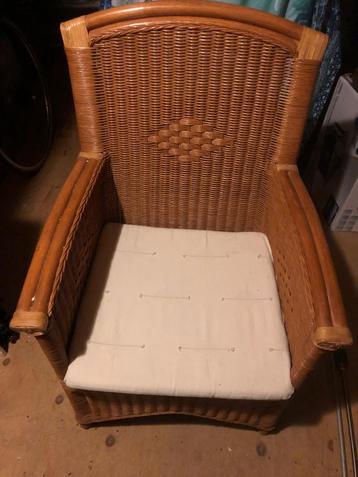 Mooie rieten stoel met kussen beschikbaar voor biedingen