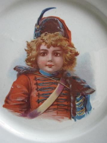 Oud Bordje Ceramique Maastricht - Meisje als Huzaar - 19 cm beschikbaar voor biedingen