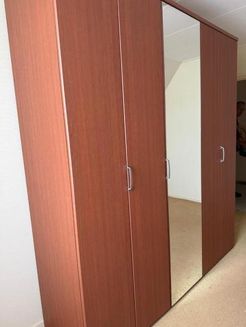 Kleding kast  beschikbaar voor biedingen