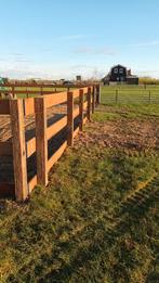 Hardhouten palen en planken afrastering hoekpaal